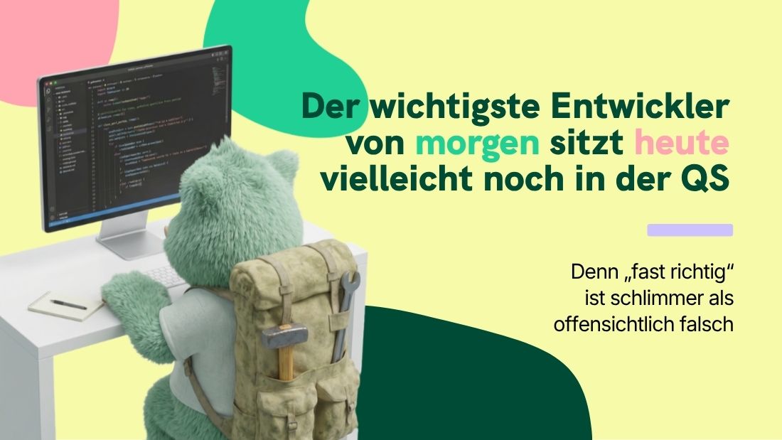 Ein grüner Teddybär sitzt vor einem Computer und arbeitet an Code. Auf seinem Rücken trägt er einen Rucksack mit Werkzeugen und es gibt deutschen Text über die Bedeutung von Softwarequalität.