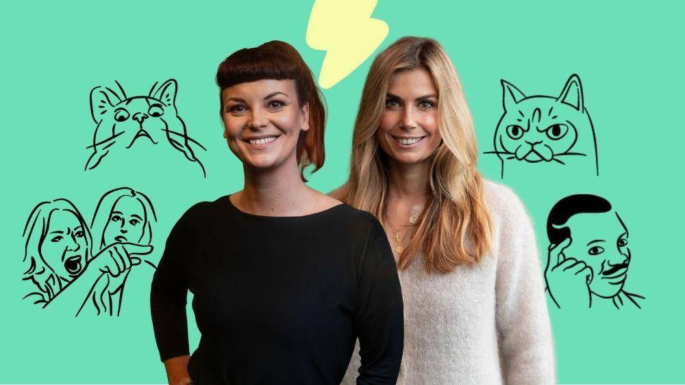 Zwei lächelnde Frauen vor mintgrünem Hintergrund, umgeben von schwarzen Zeichnungen verärgerter Katzen, einer schreienden, mit dem Finger zeigenden Frau und eines Mannes, der an seine Schläfe tippt. Über den Frauen schwebt ein gelber Blitz.