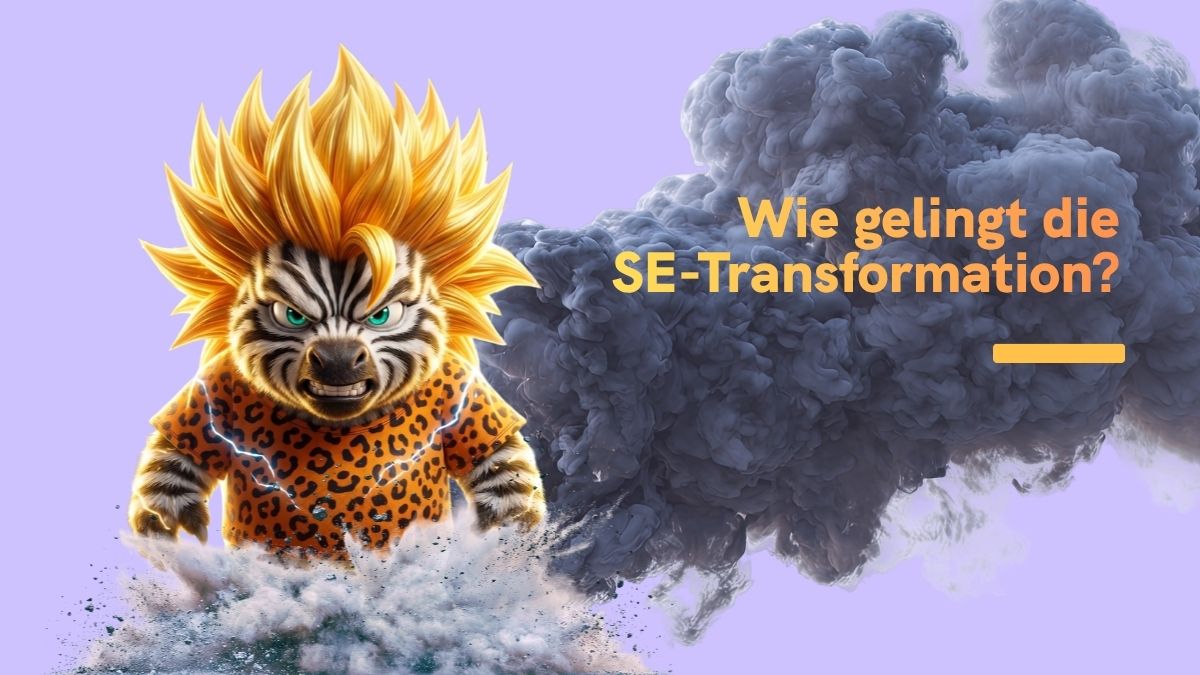 Vor einem hellvioletten Hintergrund stürmt eine comicartig gestaltete, anthropomorphe Zebrafigur mit markanten schwarzen und weißen Streifen auf die Betrachter:innen zu. Die Figur trägt eine orangefarbene Jacke mit Leopardenmuster und besitzt auffällig nach oben stehendes, goldgelbes Haar, das an eine Anime- oder Manga-Figur erinnert. Die Augen leuchten türkisgrün, der Gesichtsausdruck wirkt entschlossen und energiegeladen.  Um die Figur herum spritzen Wasser und Staub auf, was den Eindruck von Geschwindigkeit und Dynamik verstärkt. Hinter ihr zieht sich eine große, dunkle Rauch- oder Nebelwolke über die rechte Bildhälfte und bildet einen starken Kontrast zum hellen Hintergrund.  In die Rauchwolke eingebettet steht in großen, gelben Buchstaben die Überschrift:  „Wie gelingt die SE-Transformation?“  Unterhalb der Überschrift befindet sich ein kurzer, horizontaler gelber Balken als grafisches Gestaltungselement.