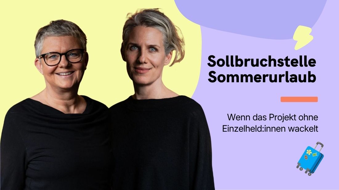 Zwei Frauen posieren lächelnd nebeneinander. Rechts neben ihnen steht in großen Buchstaben 