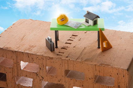 Backstein mit Architekten Tisch Blauer Himmel im Hintergrund
