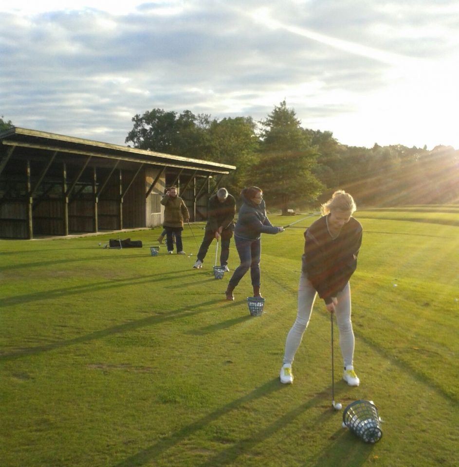 Abschlag auf dem Golfplatz