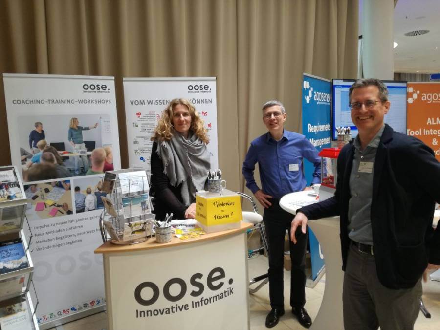 oose bei der REConf, Agile Releasplnaung, Geschäftsprozesse, Requirement Engineering Am oose-Stand bei der REConf 2018: Andrea Grass, Dr. Marcus Winteroll und Olaf Tesmer